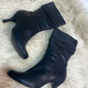 Kenneth Cole Reaction Black Leather Boots with 2 in Heel. Women’s shoe size 6M